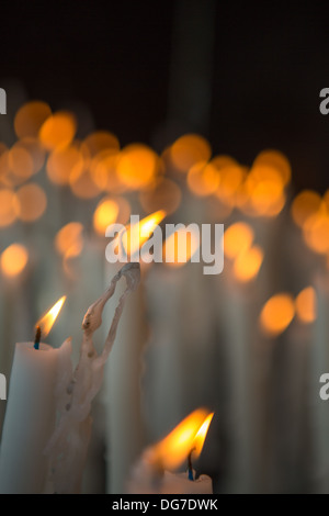 Brennenden Kerzen in der Kirche von Lourdes. Das Heiligtum von Lourdes bietet Ihnen die Möglichkeit über das Internet zu verlassen und Beleuchtung ein Stockfoto