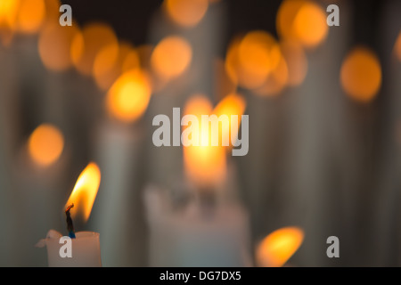 Brennenden Kerzen in der Kirche von Lourdes. Das Heiligtum von Lourdes bietet Ihnen die Möglichkeit über das Internet zu verlassen und Beleuchtung ein Stockfoto