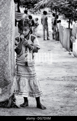 Niedrigere Kaste Inderin stehen außerhalb ihrer Bender / Zelt / shelter.  Andhra Pradesh, Indien. Monochrom Stockfoto