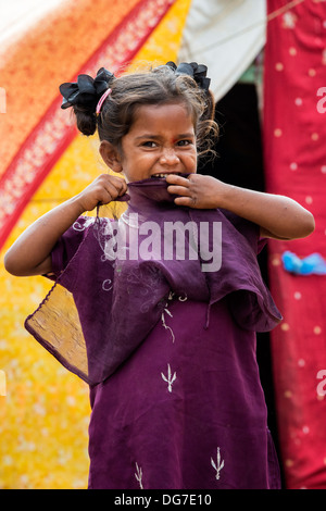Niedrigere Kaste Inderin außerhalb ihrer Bender / Zelt / shelter.  Andhra Pradesh, Indien Stockfoto