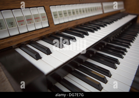 Nahaufnahme einer Kirchenorgel in Lourdes, 2013. Die Orgel ist ein Musikinstrument, das häufig in Kirchen oder Kathedralen verwendet. Stockfoto