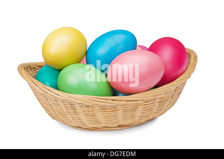 bunt und bunte Ostereier in den wattled Korb isoliert auf weißem Hintergrund Stockfoto