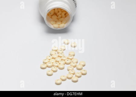 81 mg Aspirin für den täglichen Gebrauch als Teil eines gesunden Lebensstils Herz Stockfoto