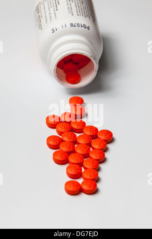 CVS Marke Ibuprofen Tabletten verschütten aus einer Flasche Stockfoto