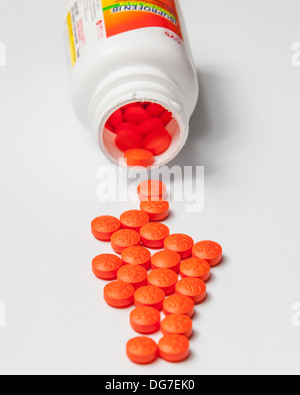 Ibuprofen Tabletten verschütten aus einer Flasche Stockfoto