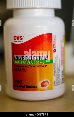 Eine Flasche von Ibuprofen Tabletten von CVS Pharmacy in den USA Stockfoto