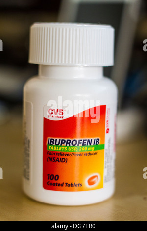 Eine Flasche von Ibuprofen Tabletten von CVS Pharmacy in den USA Stockfoto
