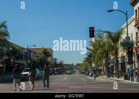 Eine Diagonale Zebrastreifen in Pasadena Kalifornien auf Colorado Blvd Stockfoto