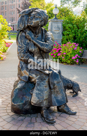 Statue der Künstlerin Emily Carr, im The Fairmont Empress Hotel, Victoria, British Columbia, Kanada Stockfoto