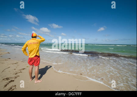 junger Mann Lebensretter beobachten die Situation auf dem Meer Stockfoto