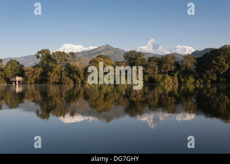 Annapurna reichen von Phewa See - Pokhara, Pokhara Tal Gandaki Zone, Nepal Stockfoto