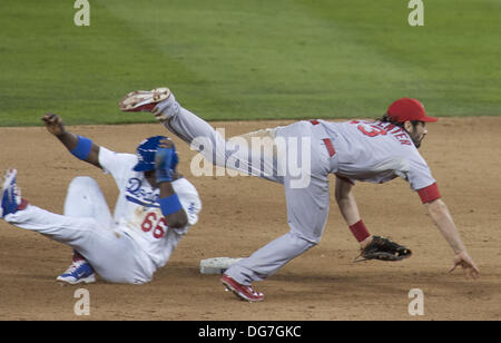 Los Angeles, Kalifornien. 15. Oktober 2013. Los Angeles Dodgers Yasiel Puig ist im zweiten Base von den St. Louis Cardinals Matt Carpenter während der sechsten Inning gegen die Los Angeles Dodgers im vierten Spiel der National League Championship Series im Dodger Stadium am 15. Oktober 2013 in Los Angeles, Kalifornien. ARMANDO ARORIZO © Armando Arorizo/Prensa Internacional/ZUMAPRESS.com/Alamy Live-Nachrichten Stockfoto