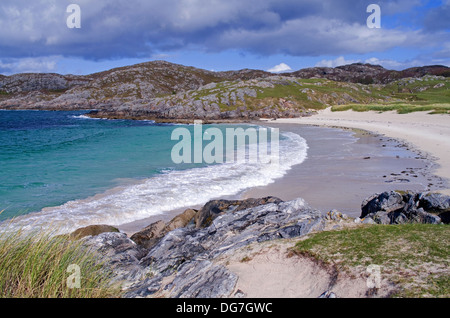 Welle brechen auf weißen Sandstrand, Achmelvich Bay in der Nähe von Lochinver, Assynt, Nordwesten Sutherland, Northern Highlands Scotland UK Stockfoto