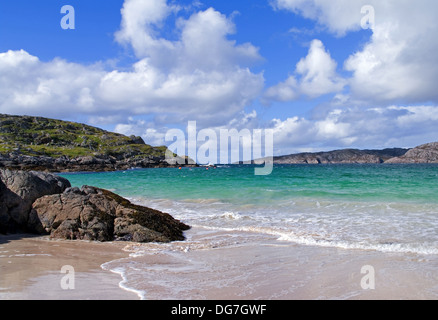 Welle brechen auf weißen Sandstrand, Achmelvich Bay in der Nähe von Lochinver, Assynt, Nordwesten Sutherland, Northern Highlands Scotland UK Stockfoto