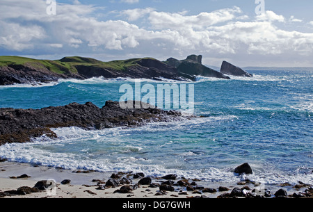 Clachtoll Bay und Split Rock, in der Nähe von Lochinver, Assynt, Sutherland, Northwest Highlands, Schottland, Vereinigtes Königreich Stockfoto