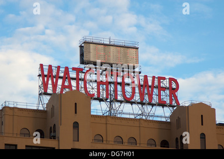 Fassade mit Zeichen von The Watchtower Gebäude im Dumbo Brooklyn, NY, USA am 8. September 2013. Stockfoto