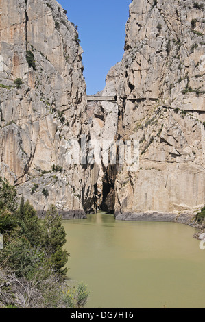 Blick auf die Schlucht und Brücke (Camino del Rey), Garganta del Chorro, El Chorro, Chorro Schlucht, Provinz Malaga, Andalusien, Spanien. Stockfoto