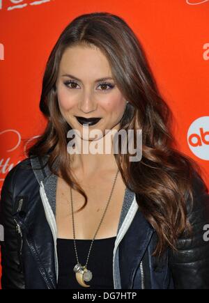 Los Angeles, CA, USA. 15. Oktober 2013. Troian Bellisario im Ankunftsbereich für PRETTY LITTLE LIARS Halloween Episode Screening, Hollywood Forever Cemetery in Los Angeles, CA 15. Oktober 2013. © Dee Cercone/Everett Collection/Alamy Live-Nachrichten Stockfoto