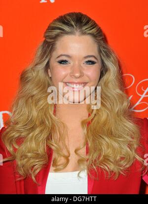 Los Angeles, CA, USA. 15. Oktober 2013. Sasha Pieterse im Ankunftsbereich für PRETTY LITTLE LIARS Halloween Episode Screening, Hollywood Forever Cemetery in Los Angeles, CA 15. Oktober 2013. © Dee Cercone/Everett Collection/Alamy Live-Nachrichten Stockfoto