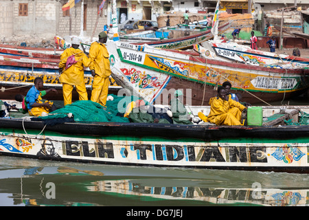 Senegal St. Louis. Fischer am Fluss Senegal heraus zum Meer für eine Nachtarbeit geleitet. Stockfoto