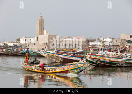 Senegal St. Louis. Angelboot/Fischerboot auf dem Fluss Senegal gingen zum Meer. Stockfoto