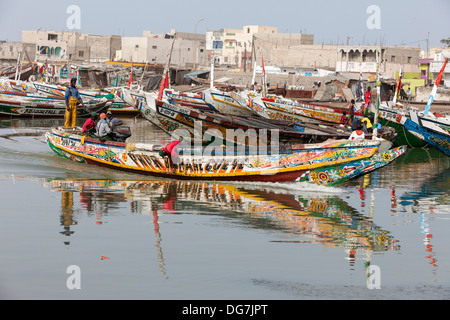 Senegal St. Louis. Angelboot/Fischerboot auf dem Fluss Senegal gingen zum Meer. Stockfoto