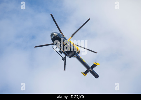 Polizei Helikopter Patrouillen über Sheffield Stadtzentrum im Vereinigten Königreich Stockfoto