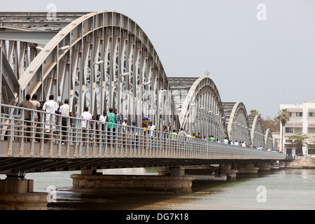 Senegal St. Louis. Fußgänger auf der Pont Faidherbe, Brücke über den Fluss Senegal. Gebaut 1897. Stockfoto