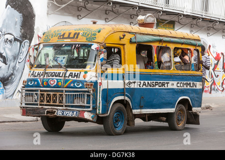 Senegal St. Louis. Lokaler Busverkehr. Stockfoto