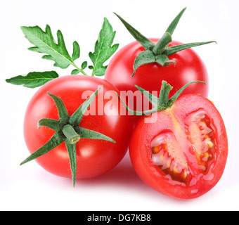 Reife Tomaten mit grünen Blatt isoliert auf einem weißen Hintergrund. Stockfoto