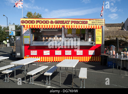 Gutes Essen und tolle Preise. Fish & Chips Mobile Event Catering essen Trailer in Skipton, North Yorkshire, UK geparkt Stockfoto