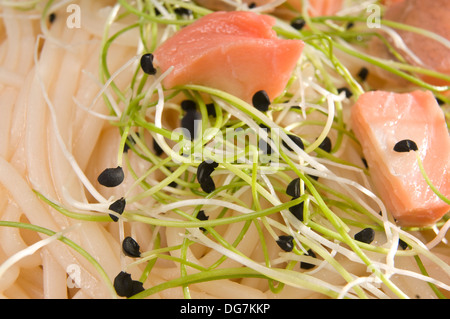 Lachs Tagliatelle Pasta Spaghetti geräucherter Lachs essen italienische Kultur Fettuccine Zutat pflanzlicher Petersilie Kraut Mittagessen mit Meeresfrüchten Stockfoto