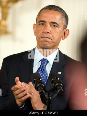 US-Präsident Barack Obama macht Bemerkungen wie er William Swenson, vergibt einen ehemaligen aktiven Dienst Hauptmann des Heeres, die Medal Of Honor für auffallende Edelmut im East Room des weißen Hauses in Washington, DC am 14. Oktober 2013. Kapitän Swenson akzeptiert die Medal Of Honor für seinen mutigen Taten während seiner Tätigkeit als Embedded Trainer und Mentor der afghanischen nationalen Sicherheitskräfte mit afghanischen Grenze Mentor Polizeiteam, 1. Bataillon, 32. Infanterie-Regiment, 3rd Brigade Combat Team, 10th Mountain Division während der Kampfhandlungen in der Provinz Kunar, Afghanistan am 8. September 2009. Stockfoto