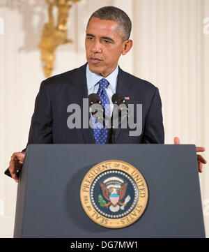 US-Präsident Barack Obama macht Bemerkungen wie er William Swenson, vergibt einen ehemaligen aktiven Dienst Hauptmann des Heeres, die Medal Of Honor für auffallende Edelmut im East Room des weißen Hauses in Washington, DC am 14. Oktober 2013. Kapitän Swenson akzeptiert die Medal Of Honor für seinen mutigen Taten während seiner Tätigkeit als Embedded Trainer und Mentor der afghanischen nationalen Sicherheitskräfte mit afghanischen Grenze Mentor Polizeiteam, 1. Bataillon, 32. Infanterie-Regiment, 3rd Brigade Combat Team, 10th Mountain Division während der Kampfhandlungen in der Provinz Kunar, Afghanistan am 8. September 2009. Stockfoto