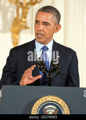 US-Präsident Barack Obama macht Bemerkungen wie er William Swenson, vergibt einen ehemaligen aktiven Dienst Hauptmann des Heeres, die Medal Of Honor für auffallende Edelmut im East Room des weißen Hauses in Washington, DC am 14. Oktober 2013. Kapitän Swenson akzeptiert die Medal Of Honor für seinen mutigen Taten während seiner Tätigkeit als Embedded Trainer und Mentor der afghanischen nationalen Sicherheitskräfte mit afghanischen Grenze Mentor Polizeiteam, 1. Bataillon, 32. Infanterie-Regiment, 3rd Brigade Combat Team, 10th Mountain Division während der Kampfhandlungen in der Provinz Kunar, Afghanistan am 8. September 2009. Stockfoto