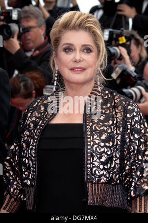 Schauspielerin Catherine Deneuve kommt bei der Abschlussfeier bei der 64. Internationalen Filmfestspiele von Cannes am Palais des Festivals in Cannes, Frankreich, am 22. Mai 2011. Foto: Hubert Boesl Stockfoto