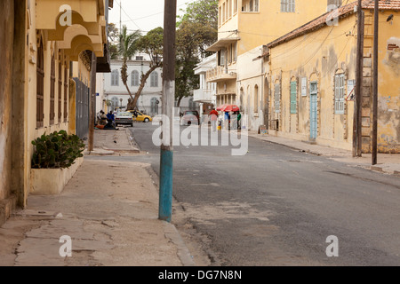 Senegal St. Louis. Straßenszene. Koloniale Bauten in der Nähe der ehemaligen Governance. Stockfoto