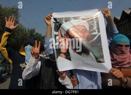 Srinagar, Kaschmir. 16. Oktober 2013. Kashmir muslimische Demonstranten halten Sie ein Foto. Osama bin Laden bei Protest in Srinagar, der Sommerhauptstadt des indischen Kaschmir auf 16.10.2013 (Credit-Bild: © Altaf Zargar/ZUMAPRESS. Stockfoto