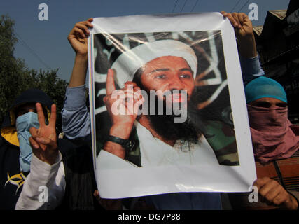 Srinagar, Kaschmir. 16. Oktober 2013. Kashmir muslimische Demonstranten halten Sie ein Foto. Osama bin Laden bei Protest in Srinagar, der Sommerhauptstadt des indischen Kaschmir auf 16.10.2013 (Credit-Bild: © Altaf Zargar/ZUMAPRESS. Stockfoto