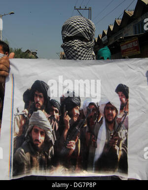 Srinagar, Kaschmir. 16. Oktober 2013. Kashmir muslimische Demonstranten halten Sie ein Foto. Talban Kämpfer bei Protest in Srinagar, der Sommerhauptstadt des indischen Kaschmir auf 16.10.2013 (Credit-Bild: © Altaf Zargar/ZUMAPRESS. Stockfoto