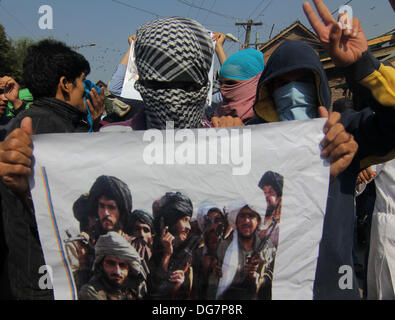 Srinagar, Kaschmir. 16. Oktober 2013. Kashmir muslimische Demonstranten halten Sie ein Foto. Talban Kämpfer bei Protest in Srinagar, der Sommerhauptstadt des indischen Kaschmir auf 16.10.2013 (Credit-Bild: © Altaf Zargar/ZUMAPRESS. Stockfoto