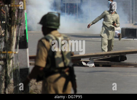 Srinagar, Kaschmir. 16. Oktober 2013. Kaschmir muslimische Demonstranten durch Stein auf die indischen Ploceman bei Protest in Srinagar, der Sommerhauptstadt des indischen Kaschmir auf 16.10.2013 (Credit-Bild: © Altaf Zargar/ZUMAPRESS. Stockfoto