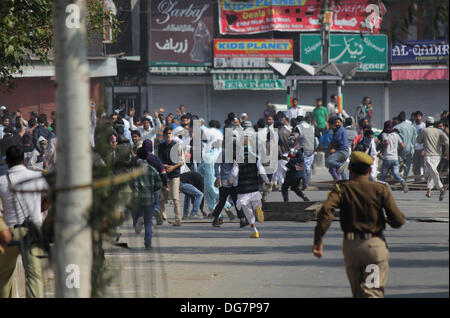 Srinagar, Kaschmir. 16. Oktober 2013. Kashmir muslimische Demonstranten laufen für Abdeckung während Protestaktion in Srinagar, der Sommerhauptstadt des indischen Kaschmir auf 16.10.2013 (Credit-Bild: © Altaf Zargar/ZUMAPRESS. Stockfoto