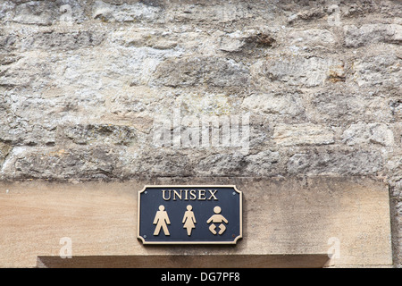 Blechschild mit Piktogrammen und Text Werbung den Speicherort der eine unisex öffentliche Toilette für Männer, Frauen und Babys geeignet. Stockfoto