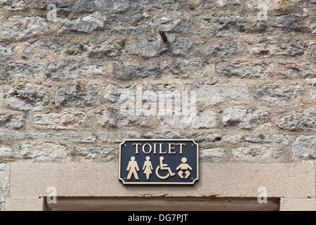 Blechschild mit Piktogrammen und Text Werbung den Speicherort der eine öffentliche Toilette für Männer, Frauen, Behinderte und Babys geeignet. Stockfoto