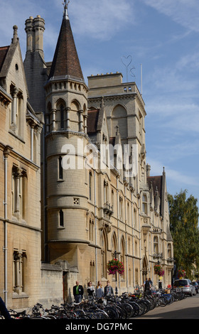 Balliol College an der Broad Street. Oxford University Press; England. Mit Menschen in der Straße und geparkte Fahrräder. Stockfoto