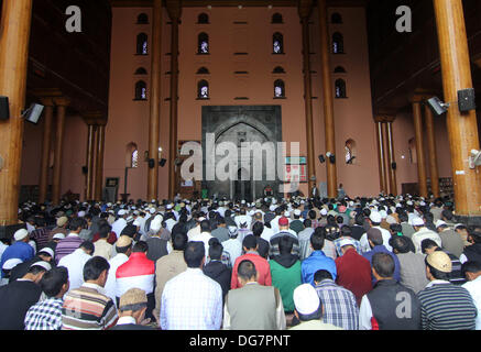 Srinagar, Kaschmir. 16. Oktober 2013. Kashmiri muslimische Eid al-Adha beten in Jama Masjid in Srinagar der Sommerhauptstadt von indischen Kaschmir auf 16.10.2013 Seite, große Versammlungen wurden gesehen t Polofeld und Hazratbal Schrein in Srinagar und in Städten über das Kaschmir-Tal Mittwoch wie Moslems in gekleidet neue Kleider kam heraus in Tausenden, die Eid Gebete beizutreten. Es ist absolute Unterwerfung Propheten Ibrahim, der Allah und seinem Opfer gedenken, dass Muslime auf der ganzen Welt Eid-Ul-Azha, auch genannt Bakr Eid und Tieropfer Angebot anlässlich der feiern. Stockfoto