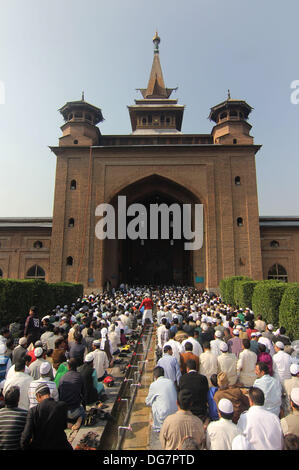 Srinagar, Kaschmir. 16. Oktober 2013. Kashmiri muslimische Eid al-Adha beten in Jama Masjid in Srinagar der Sommerhauptstadt von indischen Kaschmir auf 16.10.2013 Seite, große Versammlungen wurden gesehen t Polofeld und Hazratbal Schrein in Srinagar und in Städten über das Kaschmir-Tal Mittwoch wie Moslems in gekleidet neue Kleider kam heraus in Tausenden, die Eid Gebete beizutreten. Es ist absolute Unterwerfung Propheten Ibrahim, der Allah und seinem Opfer gedenken, dass Muslime auf der ganzen Welt Eid-Ul-Azha, auch genannt Bakr Eid und Tieropfer Angebot anlässlich der feiern. Stockfoto