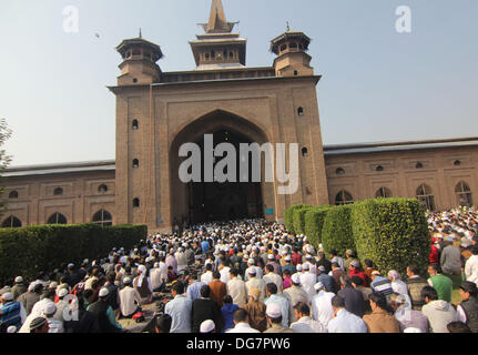 Srinagar, Kaschmir. 16. Oktober 2013. Kashmiri muslimische Eid al-Adha beten in Jama Masjid in Srinagar der Sommerhauptstadt von indischen Kaschmir auf 16.10.2013 Seite, große Versammlungen wurden gesehen t Polofeld und Hazratbal Schrein in Srinagar und in Städten über das Kaschmir-Tal Mittwoch wie Moslems in gekleidet neue Kleider kam heraus in Tausenden, die Eid Gebete beizutreten. Es ist absolute Unterwerfung Propheten Ibrahim, der Allah und seinem Opfer gedenken, dass Muslime auf der ganzen Welt Eid-Ul-Azha, auch genannt Bakr Eid und Tieropfer Angebot anlässlich der feiern. Stockfoto