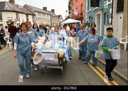 Krankenschwestern & Arzt auf Nächstenliebe Bett Push Geldbeschaffung für Krankenhaus Röntgengerät in Llandovery Carmarthenshire South West Wales UK Stockfoto